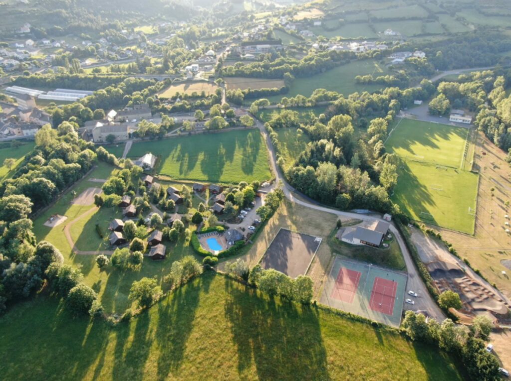 Village des chalets de la Colagne vu du ciel avec le parc sportif de Chirac
