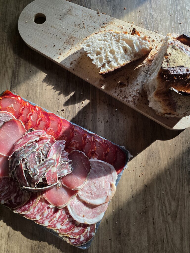 20260321_171215 Plateau de charcuterie à partager, pour 4 personnes. Lozère.